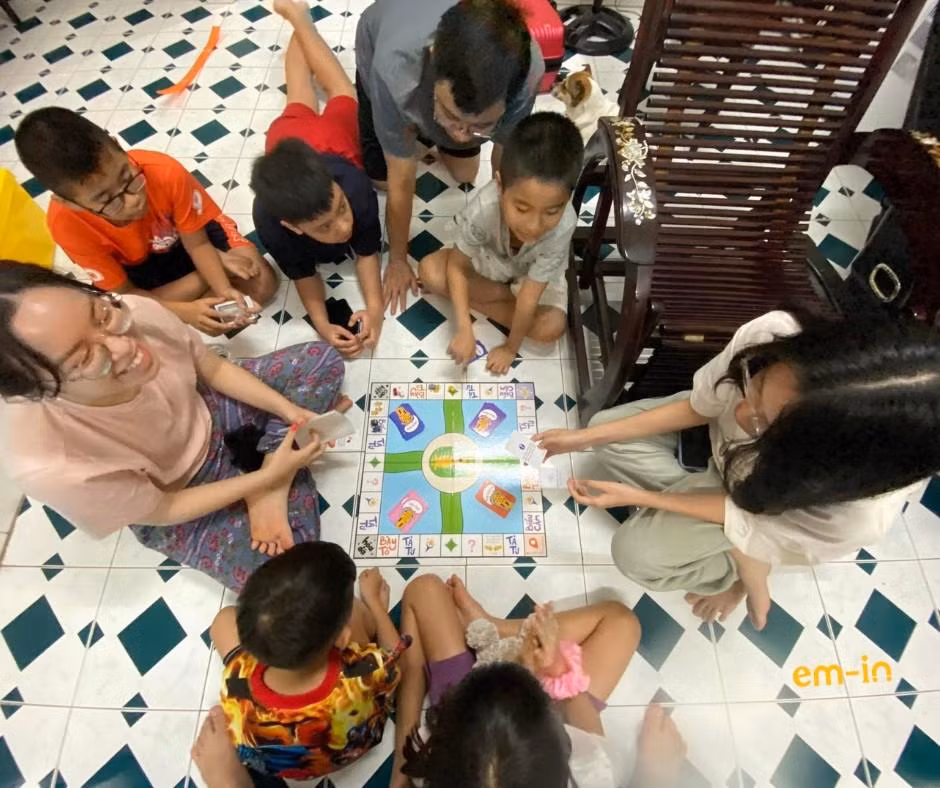 Gia đình cùng nhau trải nghiệm bộ trò chơi của EM-IN. Gia đình cùng nhau trải nghiệm bộ trò chơi của EM-IN.