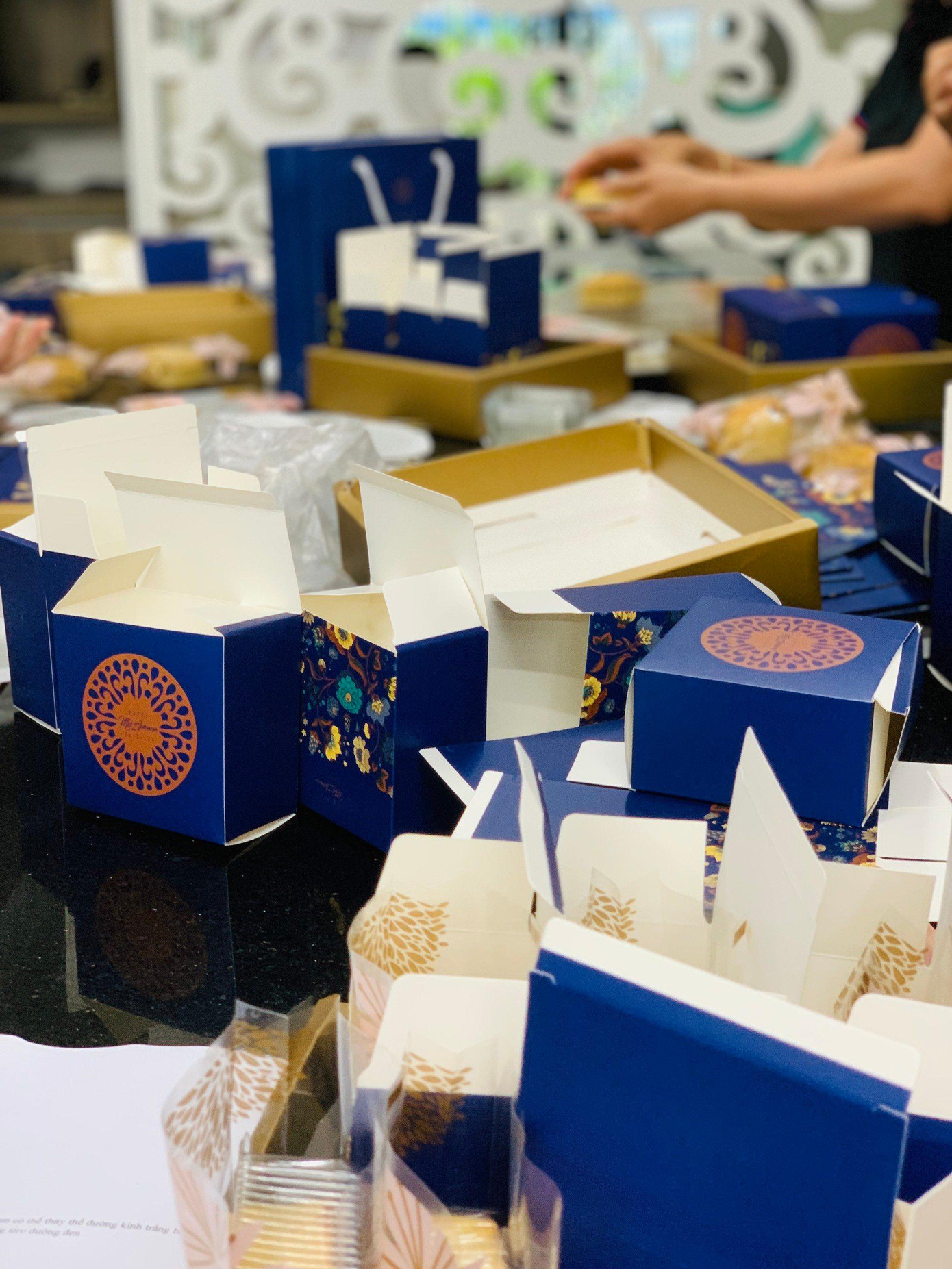 Công đoạn đóng gói sản phẩm bánh Trung Thu 'handmade' cũng được các bạn trẻ chăm chút. Công đoạn đóng gói sản phẩm bánh Trung Thu 'handmade' cũng được các bạn trẻ chăm chút.