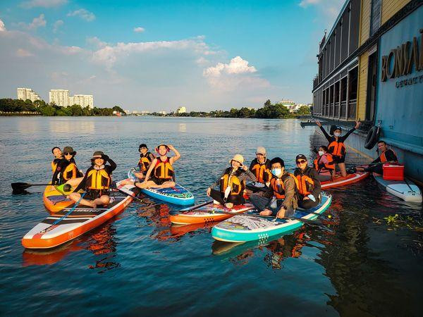 Anh Hoàng Vũ và nhóm bạn trẻ trải nghiệm chèo thuyền SUP mỗi khi rảnh lịch.