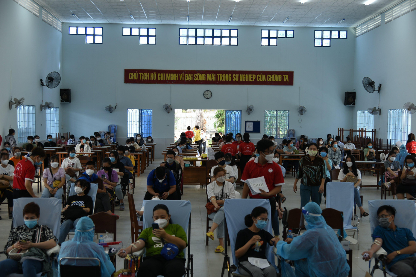 Các tình nguyện viên luôn có mặt hướng dẫn, hỗ trợ người đến hiến máu theo quy định.