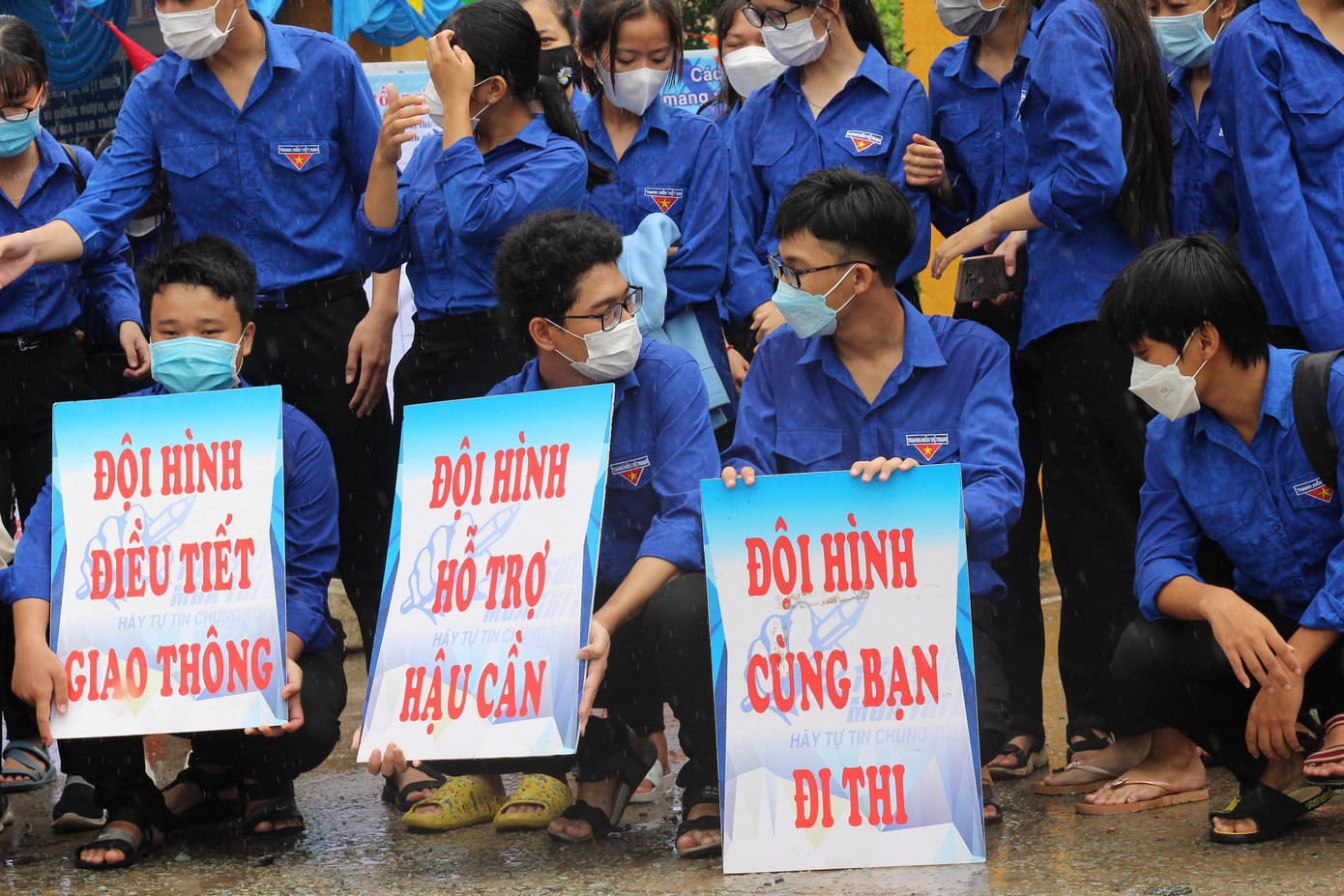 Các đội hình Tiếp sức mùa thi tại điểm thi Trường THPT Đông Thạnh sẵn sàng đón các bạn thí sinh trong buổi thi đầu tiên. - Ảnh: Phước Sáng