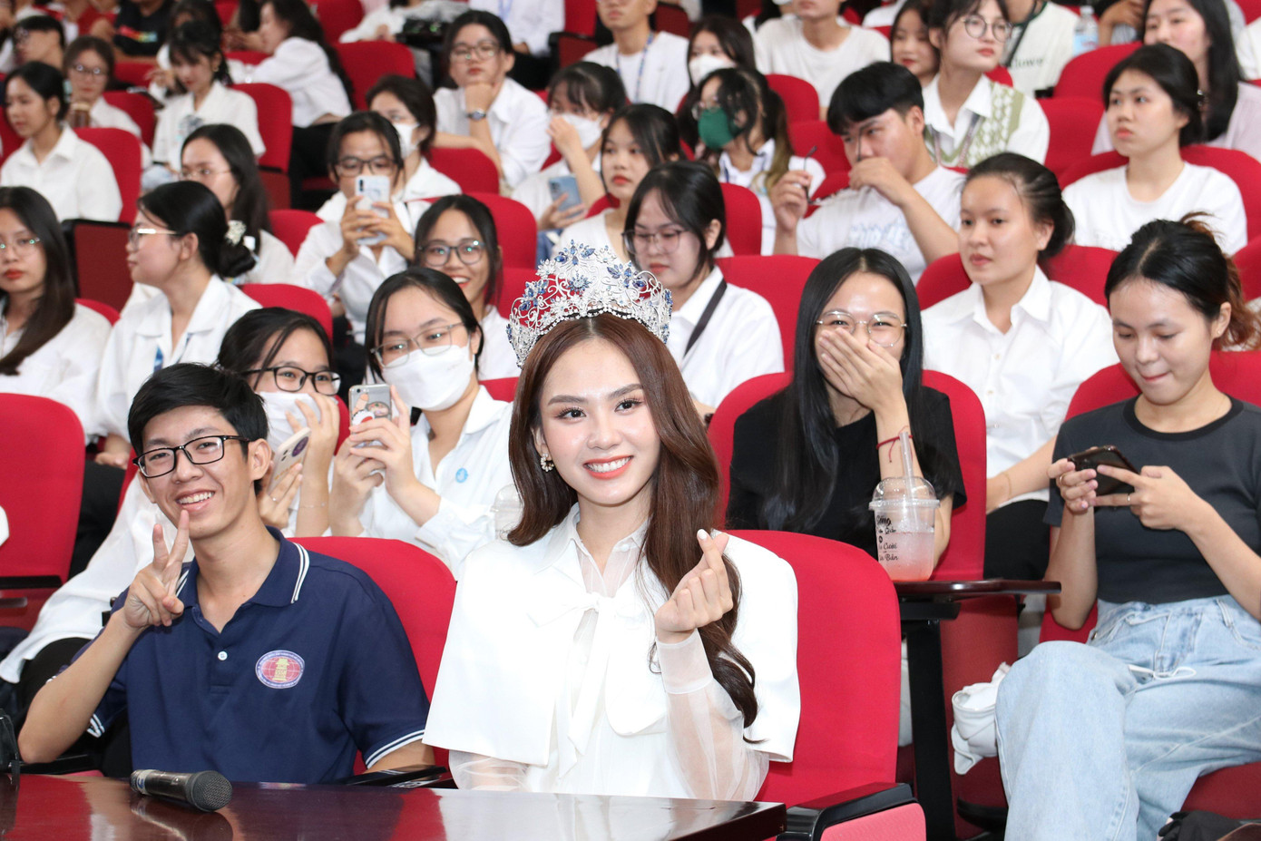 Hoa hậu Mai Phương được đông đảo sinh viên chào đón vì từng theo học ngành Ngôn ngữ Anh tại đây.
