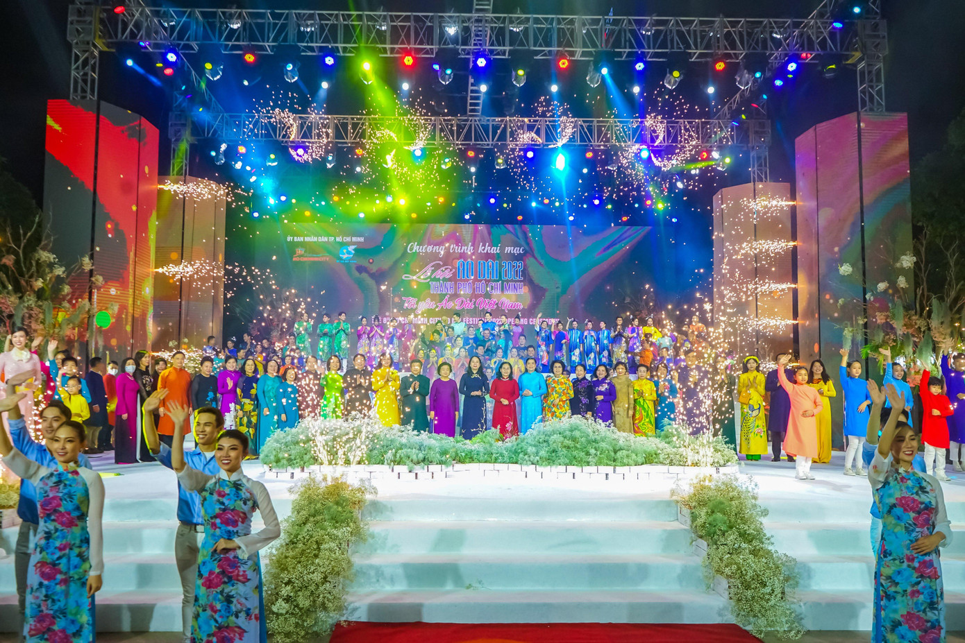 Mới đây, tại phố đi bộ Nguyễn Huệ, Lễ hội áo dài TP. HCM, với bốn chủ đề chính &quot;Cội nguồn&quot;, &quot;Thăng hoa&quot;, &quot;Hội nhập&quot;, &quot;Thành phố tôi yêu&quot;, do Sở Du lịch thành phố phối hợp nhiều đơn vị tổ chức, chính thức khai mạc.