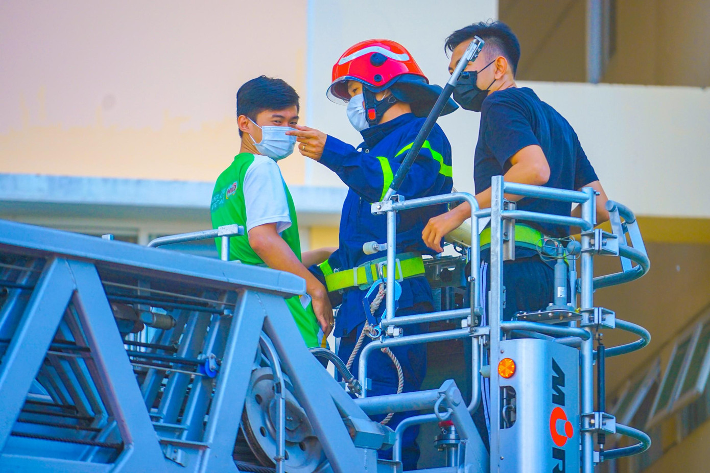 Đặc biệt, là vào 9h30, Ban Quản lý chung cư và Thành Đoàn TP. HCM đã phối hợp cùng lực lượng phòng cháy chữa cháy quận Tân Bình tổ chức diễn tập các phương án phòng chống cháy nổ cho cư dân của chung cư.