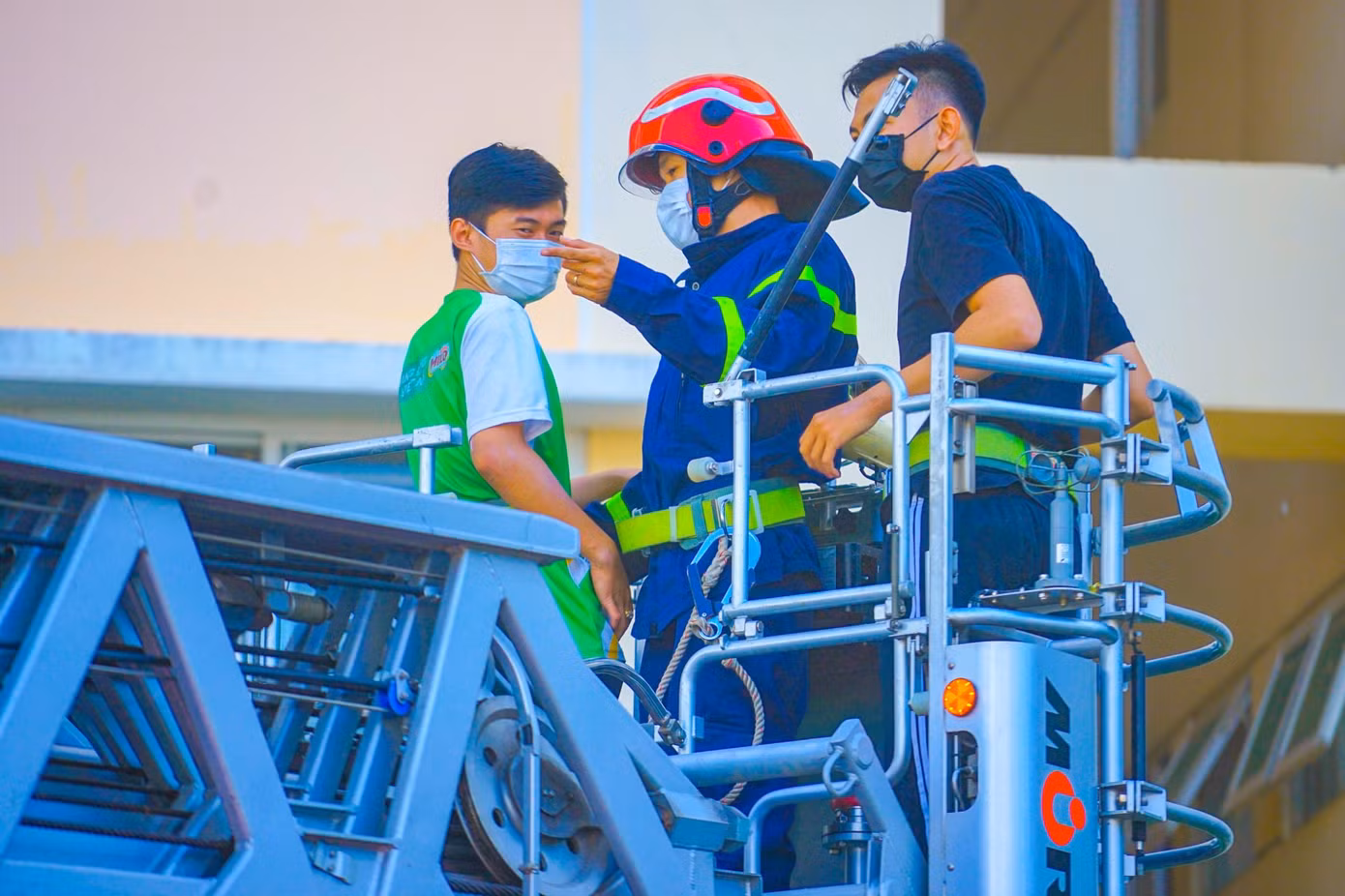 Đặc biệt, là vào 9h30, Ban Quản lý chung cư và Thành Đoàn TP. HCM đã phối hợp cùng lực lượng phòng cháy chữa cháy quận Tân Bình tổ chức diễn tập các phương án phòng chống cháy nổ cho cư dân của chung cư. Đặc biệt, là vào 9h30, Ban Quản lý chung cư và Thành Đoàn TP. HCM đã phối hợp cùng lực lượng phòng cháy chữa cháy quận Tân Bình tổ chức diễn tập các phương án phòng chống cháy nổ cho cư dân của chung cư.