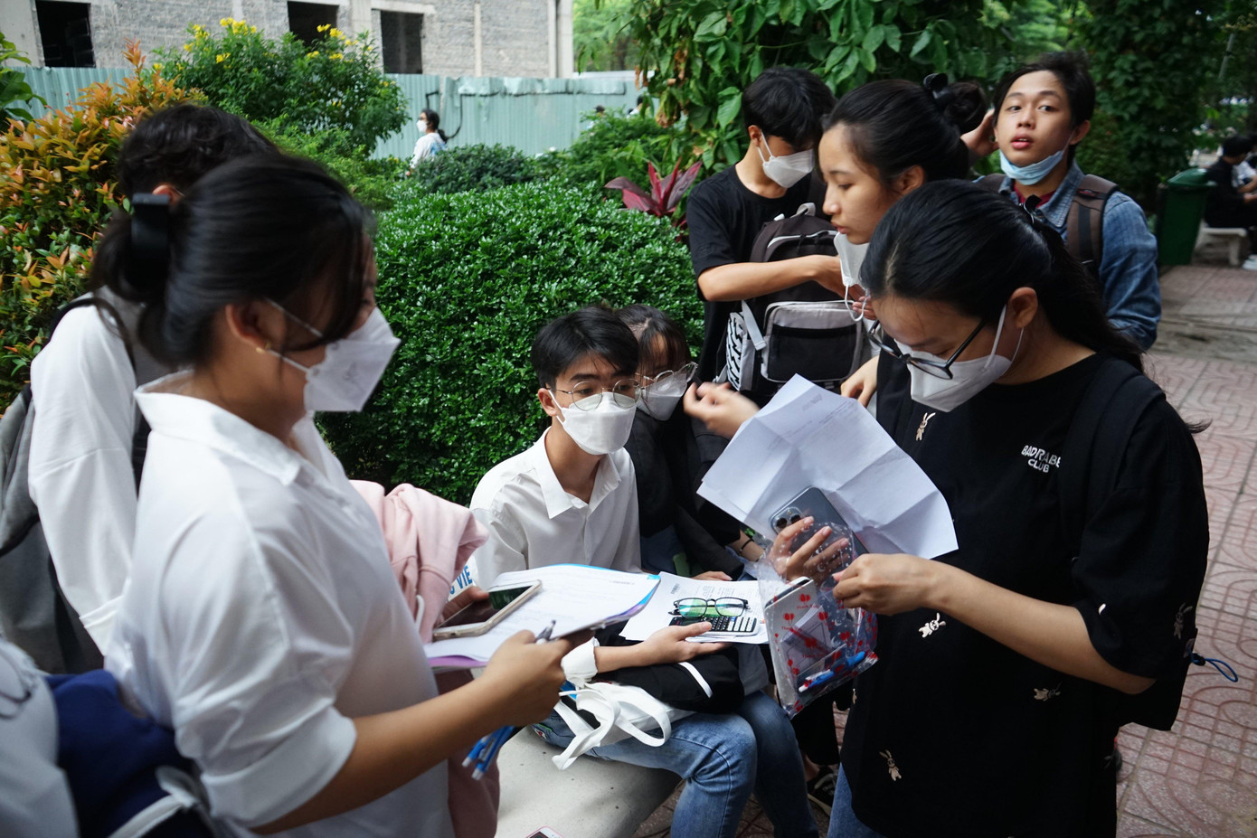 Nhiều bạn thí sinh phấn khởi khi đã hoàn thành bài thi tốt.