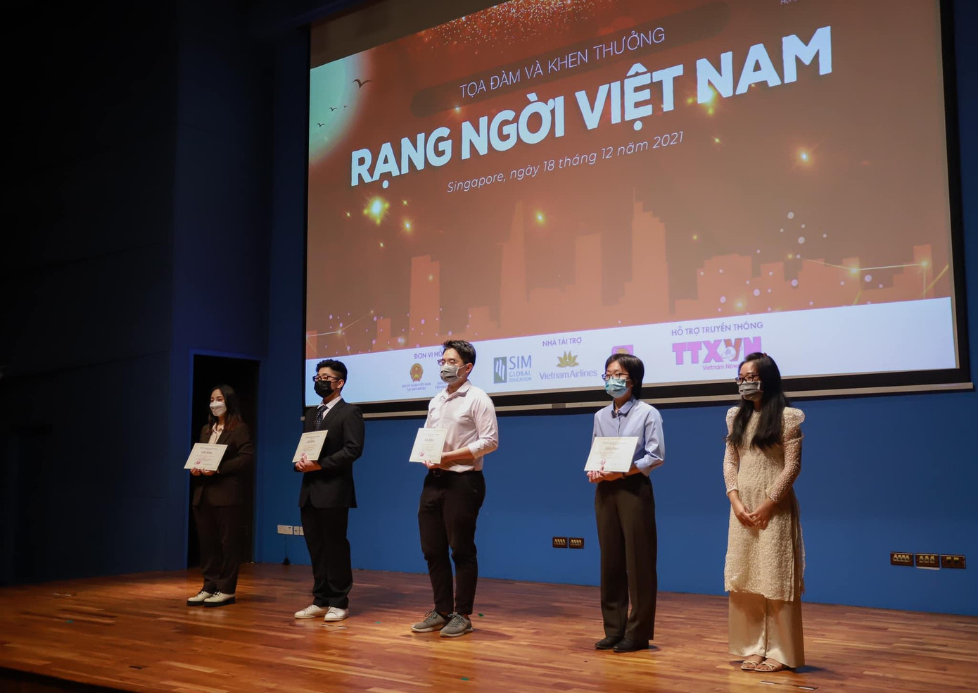 Buổi toạ đàm và khen thưởng thuộc chuỗi sự kiện 'Rạng ngời Việt Nam'.