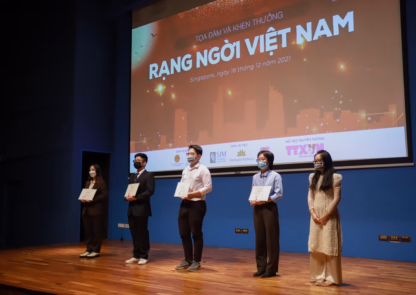 Buổi toạ đàm và khen thưởng thuộc chuỗi sự kiện 'Rạng ngời Việt Nam'.