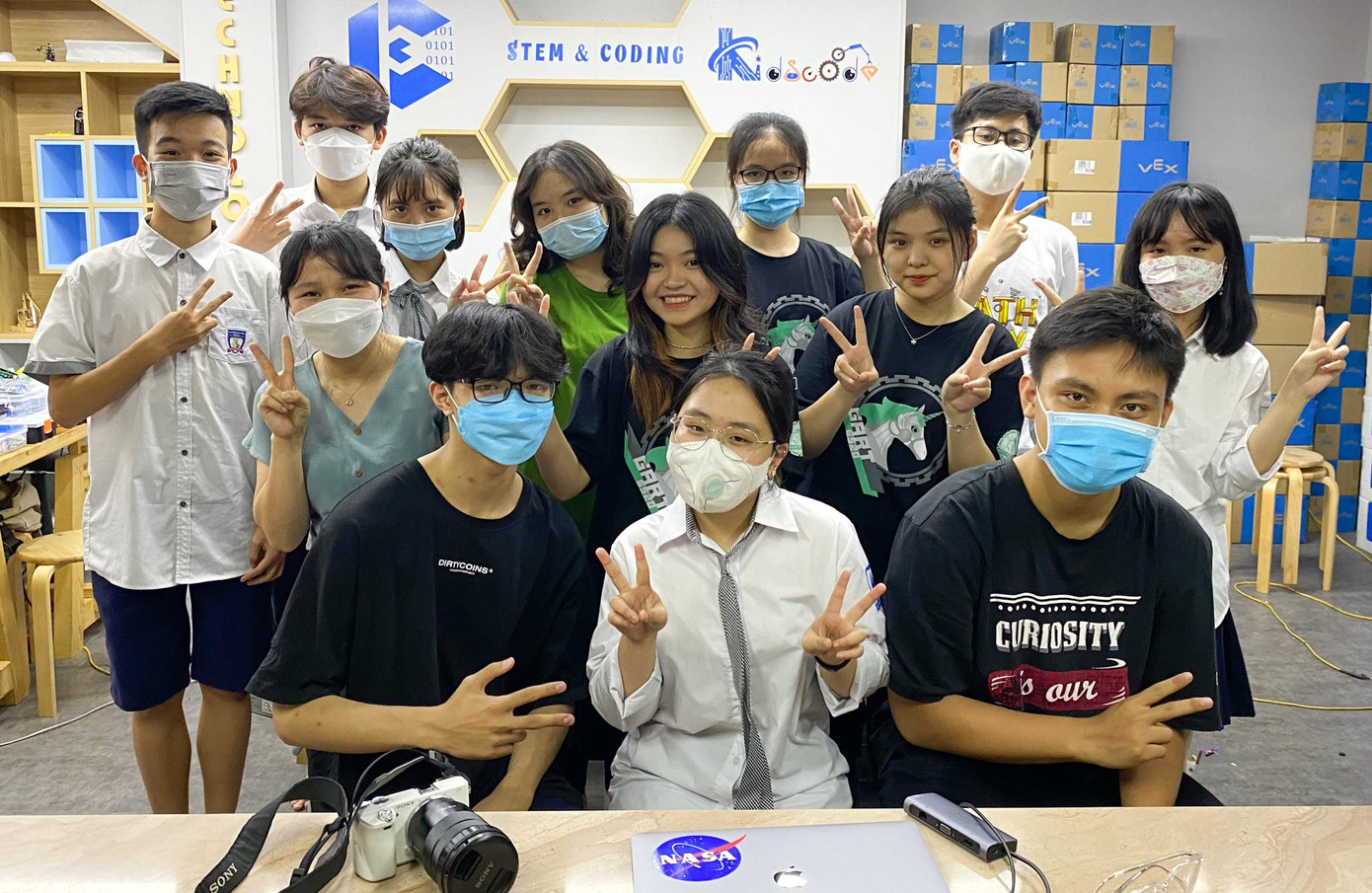 Các bạn trẻ với tinh thần nhiệt huyết, nghiêm túc truyền lửa đam mê STEM.