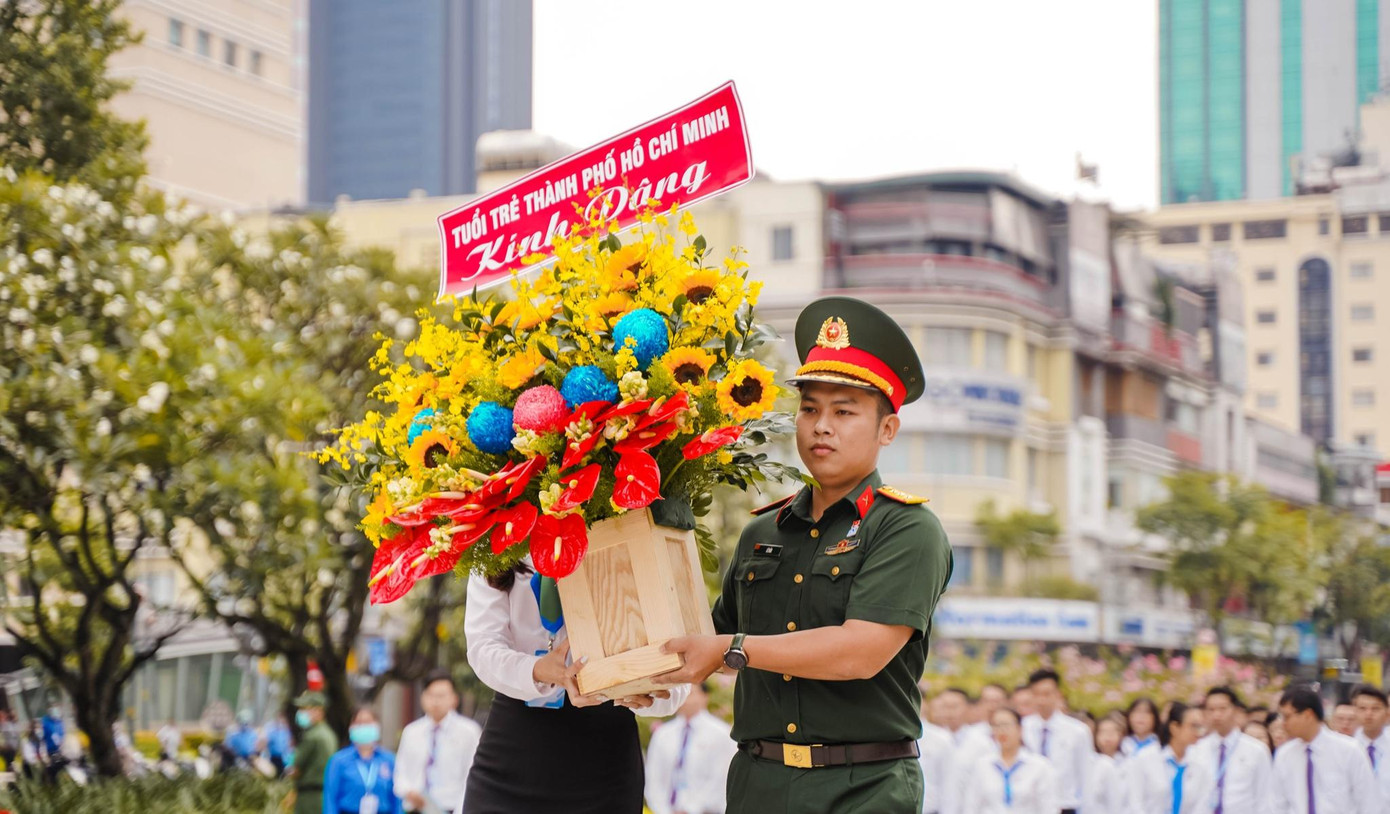 Sáng 14/10, trước khi diễn ra Diễn đàn “Khát vọng thanh niên Thành phố Bác”, Thành Đoàn TPHCM tổ chức dâng hương báo công trước tượng đài Bác (Ảnh: Thành Đoàn TPHCM)