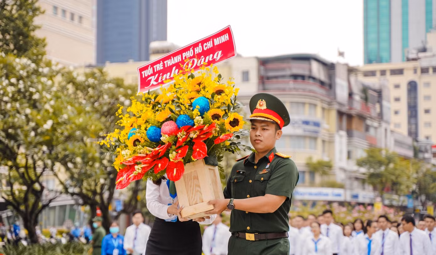 Sáng 14/10, trước khi diễn ra Diễn đàn “Khát vọng thanh niên Thành phố Bác”, Thành Đoàn TPHCM tổ chức dâng hương báo công trước tượng đài Bác (Ảnh: Thành Đoàn TPHCM)