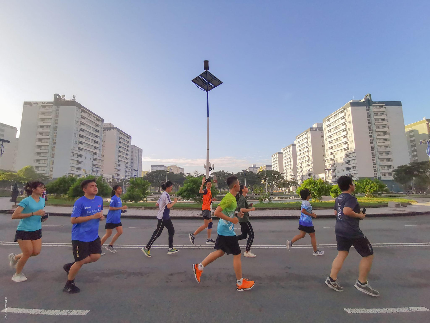 Ngày càng nhiều bạn trẻ tìm đến với bộ môn chạy bộ. Ngày càng nhiều bạn trẻ tìm đến với bộ môn chạy bộ.