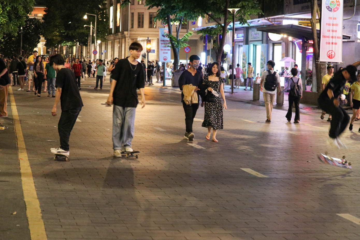 Nhiều người thích thú khi thấy các bạn trẻ chơi múa lượn với tấm ván trượt.