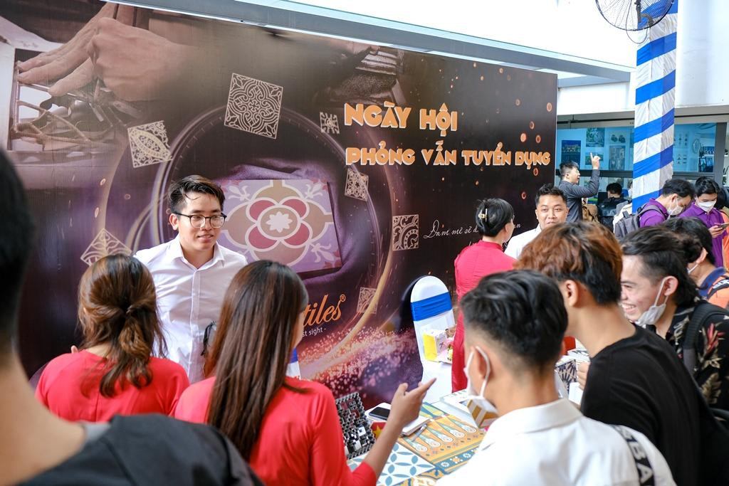 Các bạn trẻ đi tìm cơ hội việc làm trong Ngày hội.