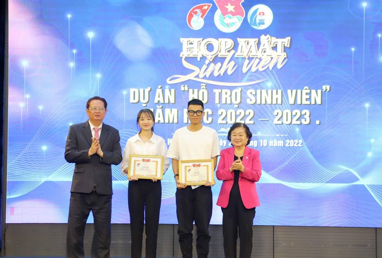 Những sinh viên xuất sắc được vinh danh và trao học bổng. Những sinh viên xuất sắc được vinh danh và trao học bổng.