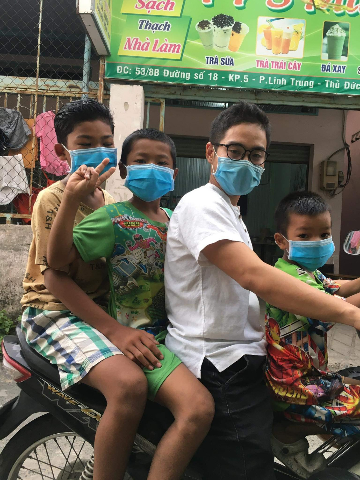 Không những dạy về kiến thức cho các em có hoàn cảnh khó khăn, Trí còn chăm lo thêm cho cuộc sống của các em, nhất là trong giai đoạn dịch bùng phát tại TP. HCM. Không những dạy về kiến thức cho các em có hoàn cảnh khó khăn, Trí còn chăm lo thêm cho cuộc sống của các em, nhất là trong giai đoạn dịch bùng phát tại TP. HCM.