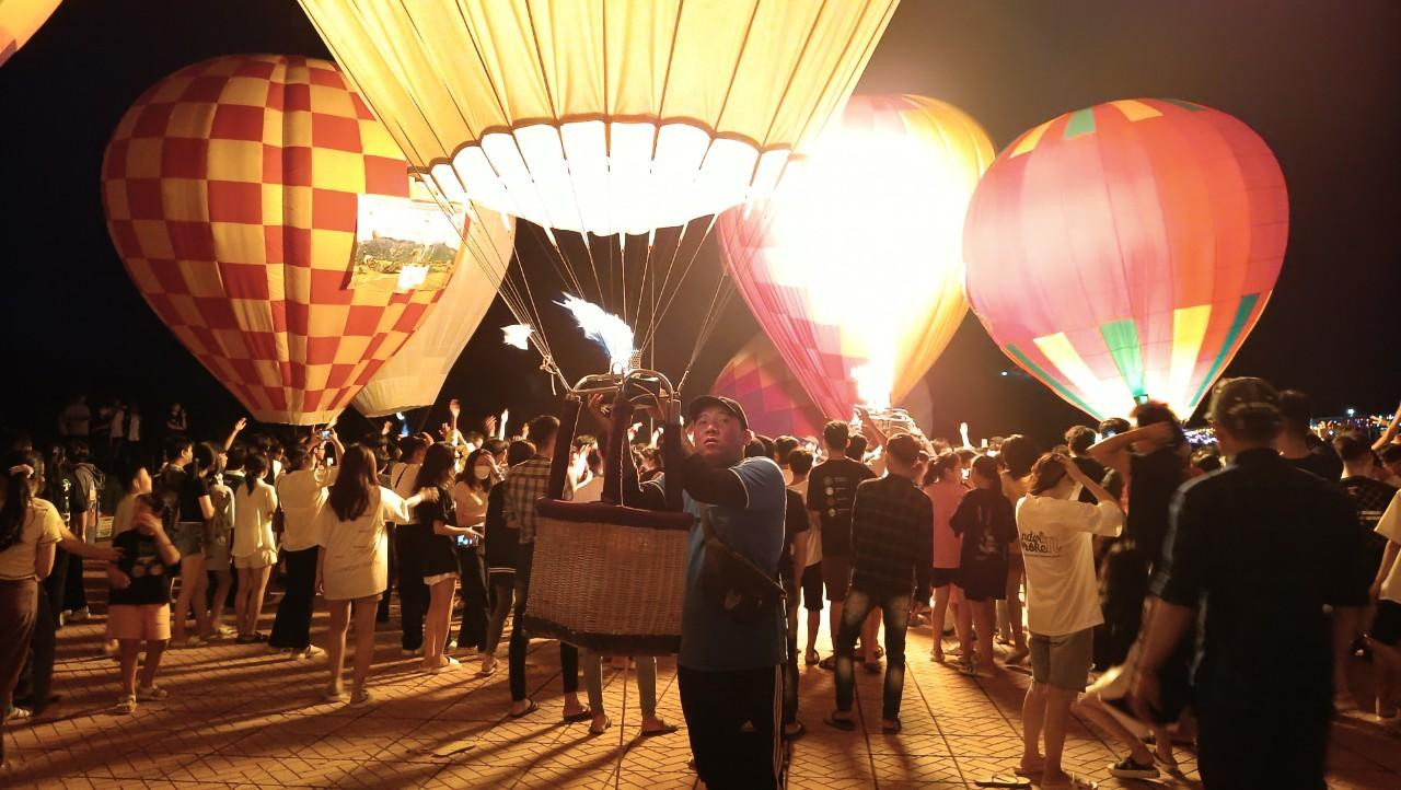 Nhân viên chịu nóng thực hiện những màn đốt lửa đẹp mắt. Nhân viên chịu nóng thực hiện những màn đốt lửa đẹp mắt.