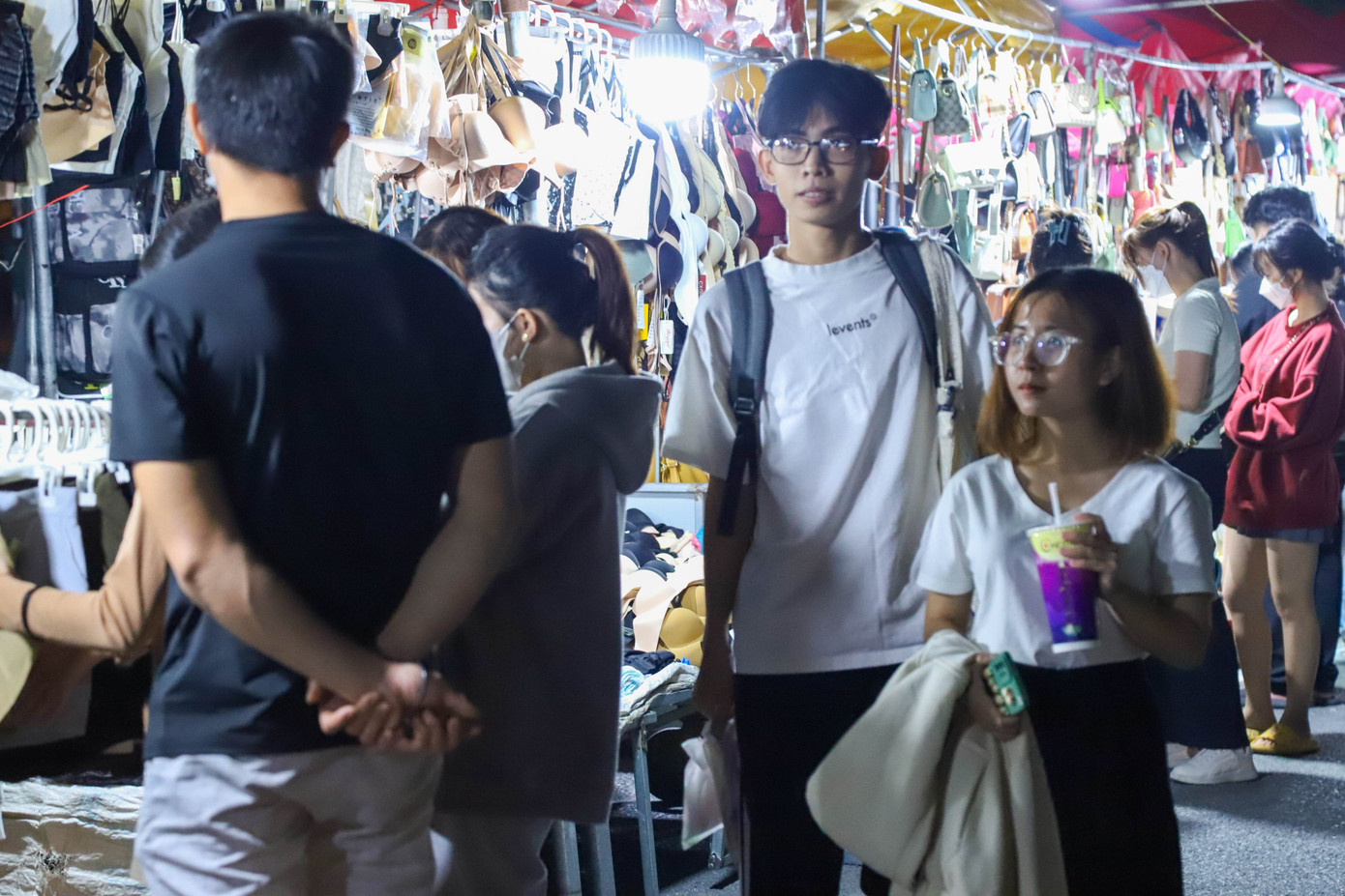 Dịp Giáng sinh này, ngoài việc đến nhà thờ, nhiều bạn trẻ còn lựa chọn đi mua sắm tại các chợ đêm.