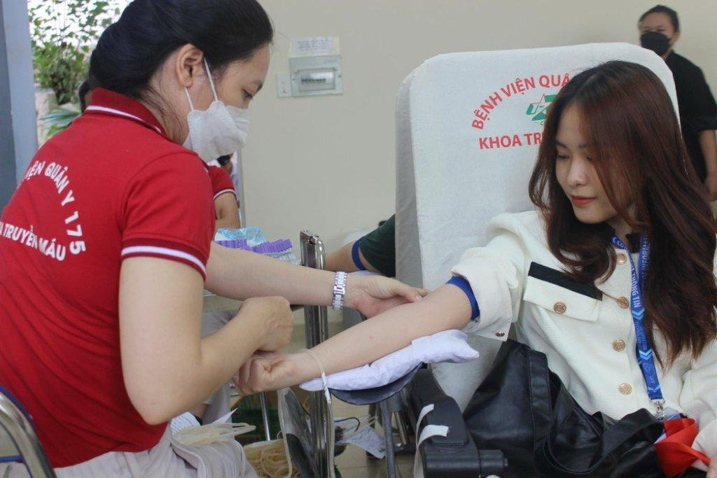 Ngoài học tập, Cẩm Nguyên cũng thường xuyên tham gia các hoạt động xã hội.