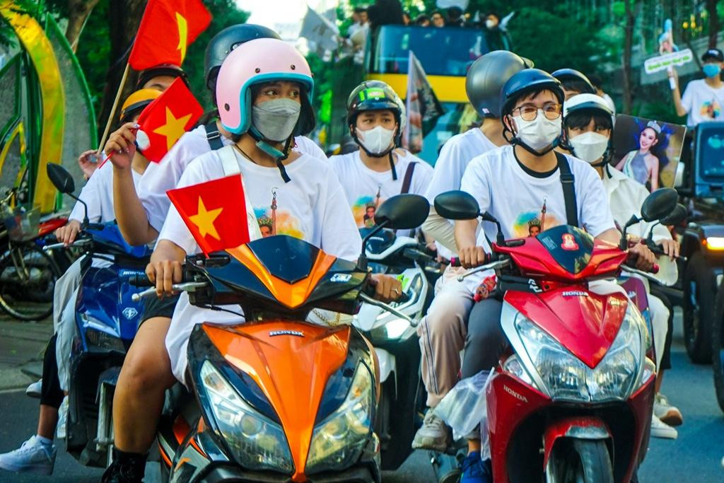 Hàng trăm người hâm mộ đi xe máy, ô tô mang theo ảnh khổ lớn, banner... nối đuôi chiếc xe buýt hai tầng nhằm bày tỏ sự ngưỡng mộ, tự hào dành cho Hoa hậu.