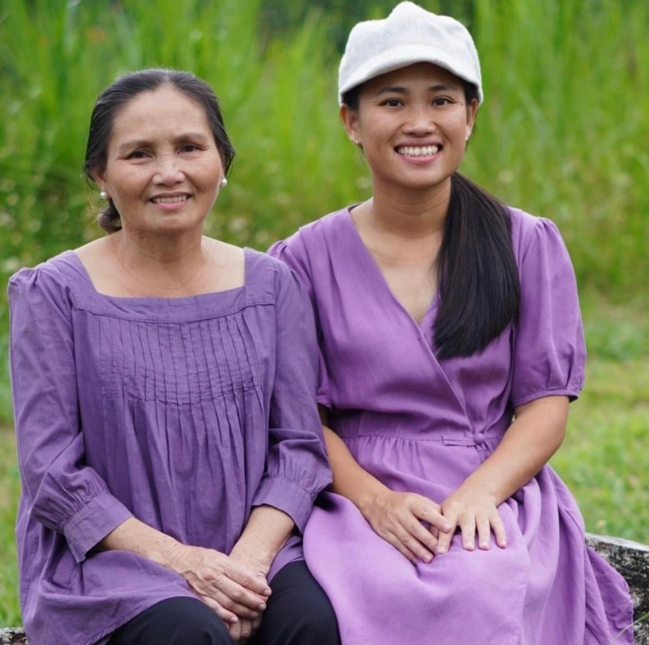 An bên cạnh người mẹ của mình.