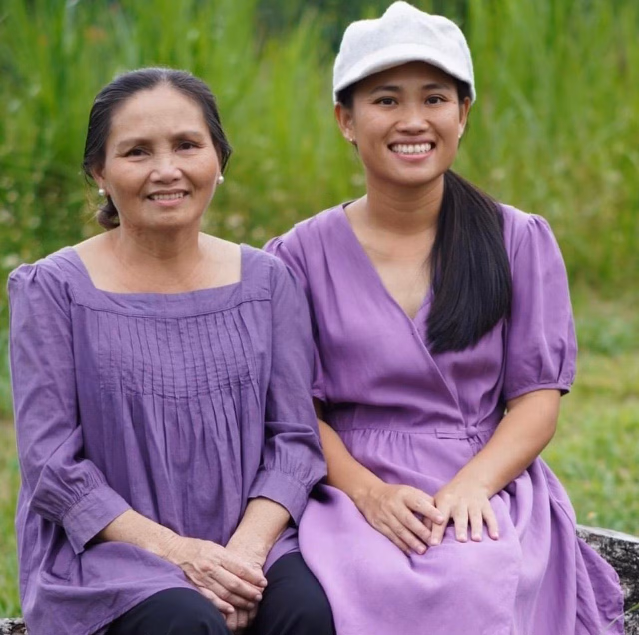 An bên cạnh người mẹ của mình.
