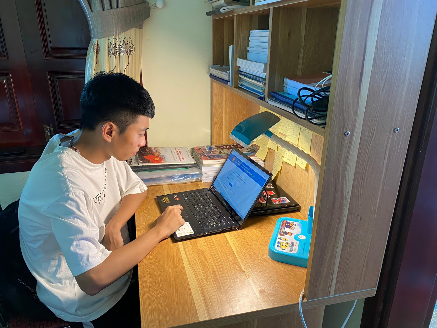 Tiến mạnh luôn nỗ lực hết mình. Tiến mạnh luôn nỗ lực hết mình.