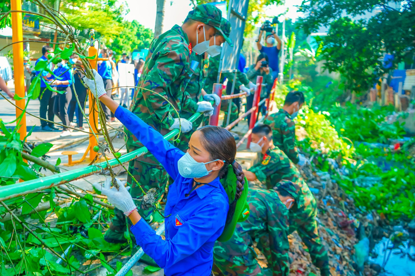 Chia sẻ cảm nghĩ về các hoạt động tình nguyện hoa H&apos;Hen Niê cho biết, hầu hết các chuỗi hoạt động tình nguyện trong chương trình đều rất ý nghĩa và thiết thực với các bạn trẻ thành phố. Thông qua các hoạt động trên, tuổi trẻ thành phố sẽ được cống hiến hết mình để chung tay góp phần tô đẹp thêm hình ảnh của đoàn viên thanh niên áo xanh Việt Nam.