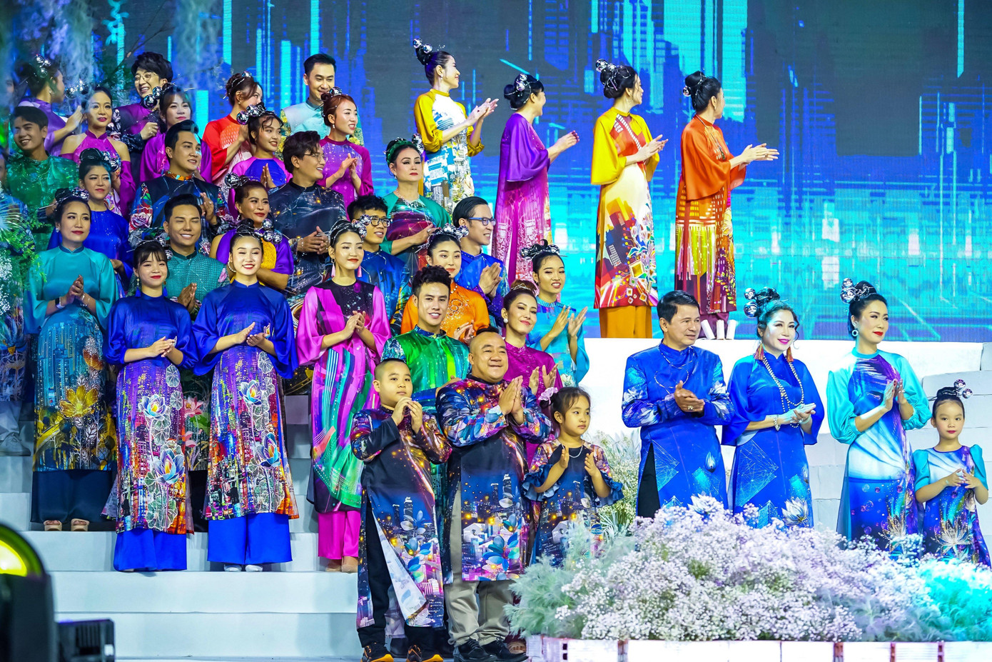 Bên cạnh chương trình khai mạc còn có sự góp mặt của hơn 80 văn, nghệ sĩ tham dự biểu diễn catwalk, cùng với gần 20 nhà thiết kế và thương hiệu áo dài nổi tiếng tại TP. HCM.