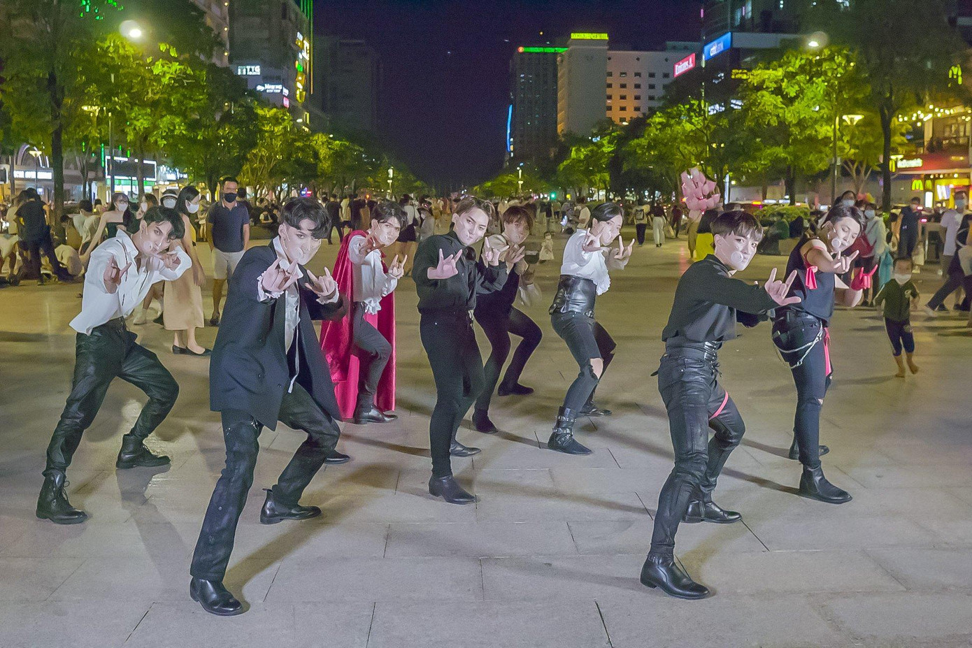 Về đêm, phố đi bộ Nguyễn Huệ lượt khách đổ về càng đông và cũng là điều kiện tốt để cho nhiều nhóm nhảy tổ chức off team và ghi hình đăng YouTube.