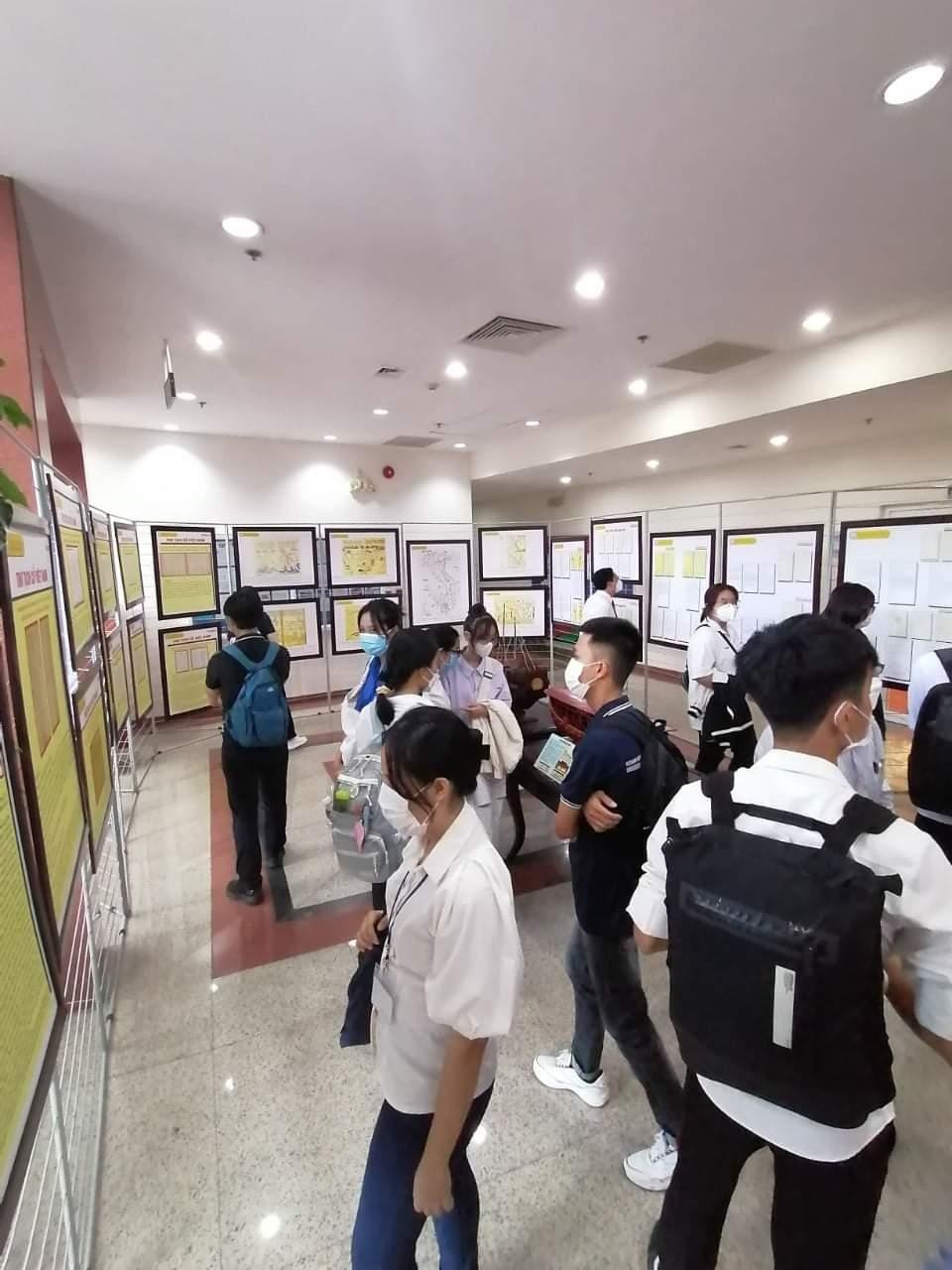 Đông đảo bạn trẻ đến tham quan triển lãm.