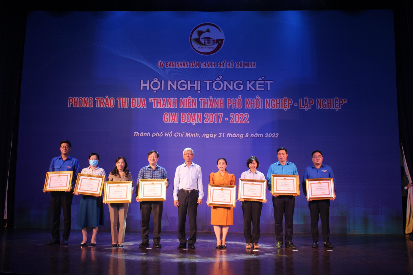 8 tập thể và 9 cá nhân được UBND TP. HCM khen thưởng trong dịp này. 8 tập thể và 9 cá nhân được UBND TP. HCM khen thưởng trong dịp này.