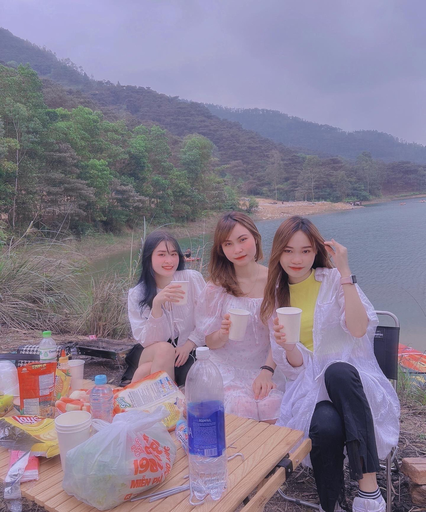 Ly cho rằng đi cắm trại là một trải nghiệm thú vị vì được hòa mình vào thiên nhiên, trò chuyện cùng với mọi người… Ly cho rằng đi cắm trại là một trải nghiệm thú vị vì được hòa mình vào thiên nhiên, trò chuyện cùng với mọi người…