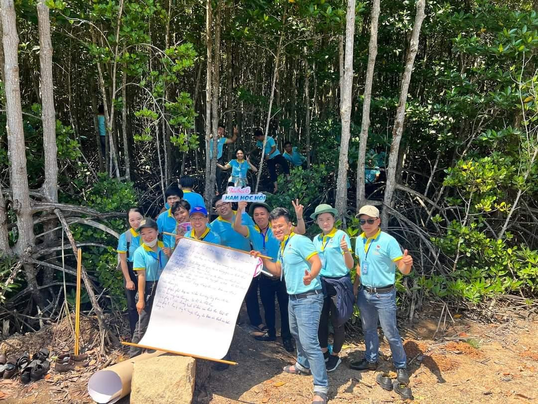 Các đại biểu tham quan tại rừng Sác (huyện Cần Giờ). Các đại biểu tham quan tại rừng Sác (huyện Cần Giờ).