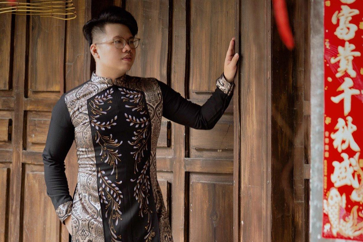 Nhà thiết kế trẻ Huy Doãn (người đã thiết kế trang phục áo dài cho Phương Quỳnh và Ý Nhi) chia sẻ, để thiết kế ra 2 bộ trang phục áo dài trên là một điều không hề dễ dàng và anh đã tốn rất nhiều thời gian và công sức cũng như tiền mua nguyên liệu về may. "Tuỳ mỗi mẫu thiết kế sẽ có thời gian khác nhau, có lúc ý tưởng đến bất chợt hoặc đôi khi phải mất khá nhiều thời gian để tìm hiểu. Cầu toàn trong sáng tác khó lắm, vì nếu cầu toàn, ít ai có thể làm được nghệ thuật. Mỗi chiếc áo dài do tôi tạo ra đều bay bổng, trữ tình và ưu tiên dùng chất liệu truyền thống nhằm bảo tồn, phát huy làng nghề", anh Huy Doãn chia sẻ.