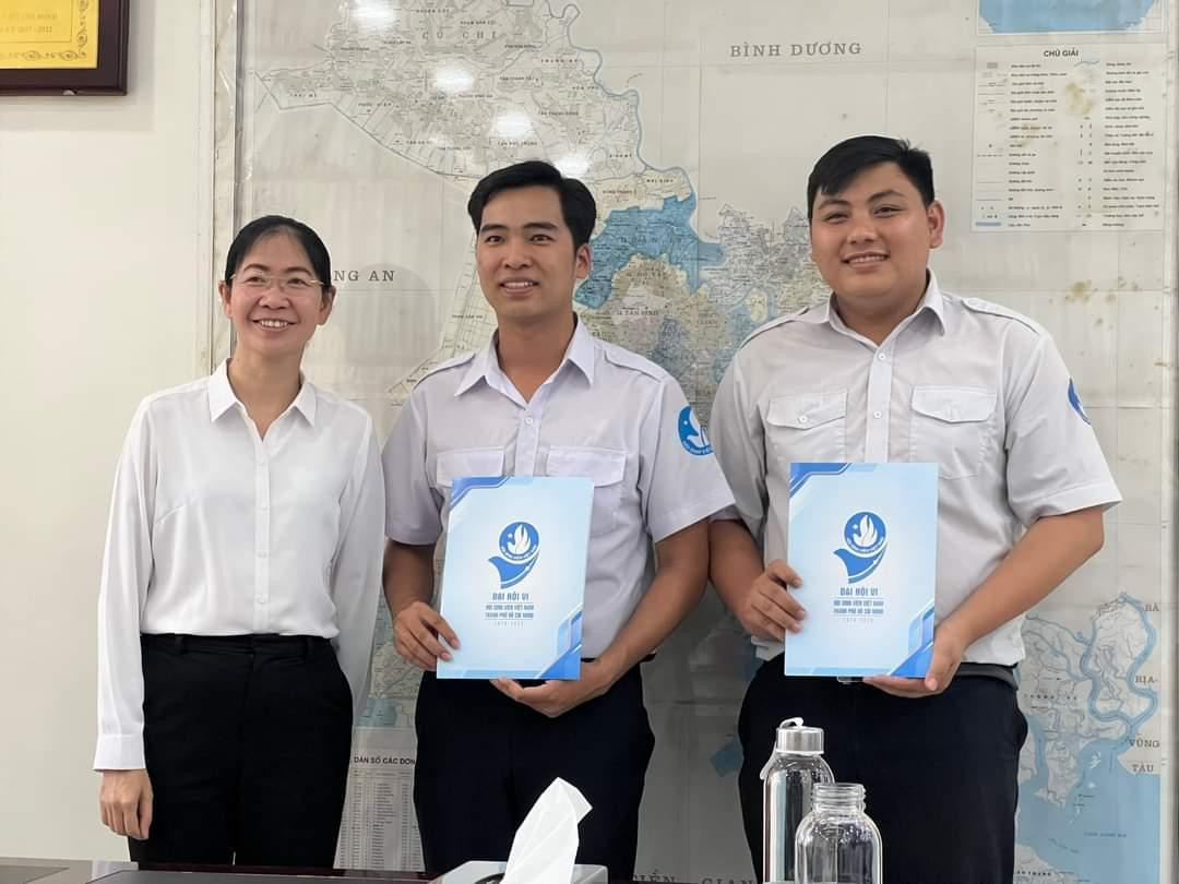Chị Phan Thị Thanh Phương (bên trái) - Thành ủy viên, Bí thư Thành Đoàn, Chủ tịch Hội Sinh viên TP. HCM chủ trì và trao quyết định về công tác cán bộ.