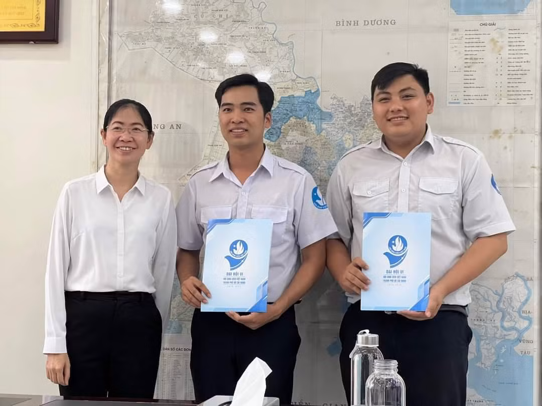 Chị Phan Thị Thanh Phương (bên trái) - Thành ủy viên, Bí thư Thành Đoàn, Chủ tịch Hội Sinh viên TP. HCM chủ trì và trao quyết định về công tác cán bộ.