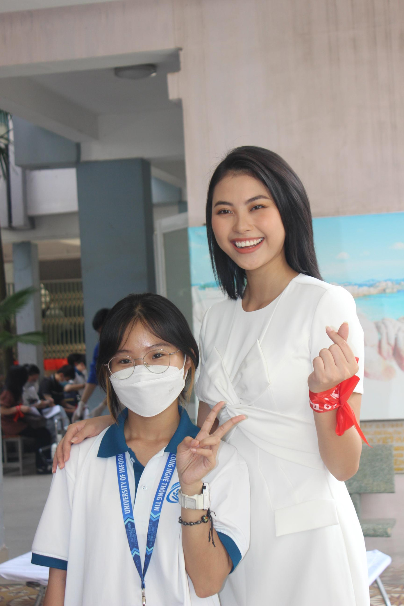 Người mẫu, MC Đào Thị Hà Top 5 Hoa hậu Việt Nam 2018 chụp hình cùng các bạn sinh viên hiến máu.