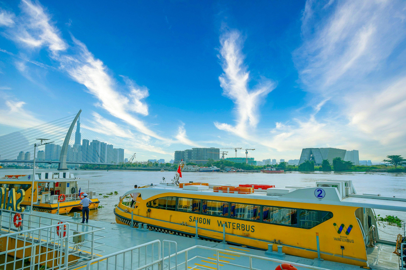 Loại hình tàu buýt đường sông mang lại cho bạn trẻ nhiều trải nghiệm thú vị. (Ảnh: Hồng Nguyễn)