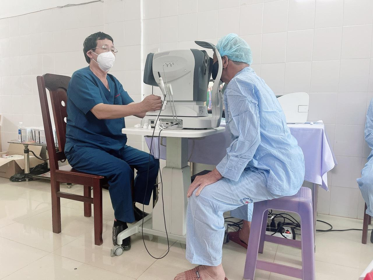 Các bệnh nhân được khám sàng lọc trước khi tiến hành phẫu thuật. Các bệnh nhân được khám sàng lọc trước khi tiến hành phẫu thuật.