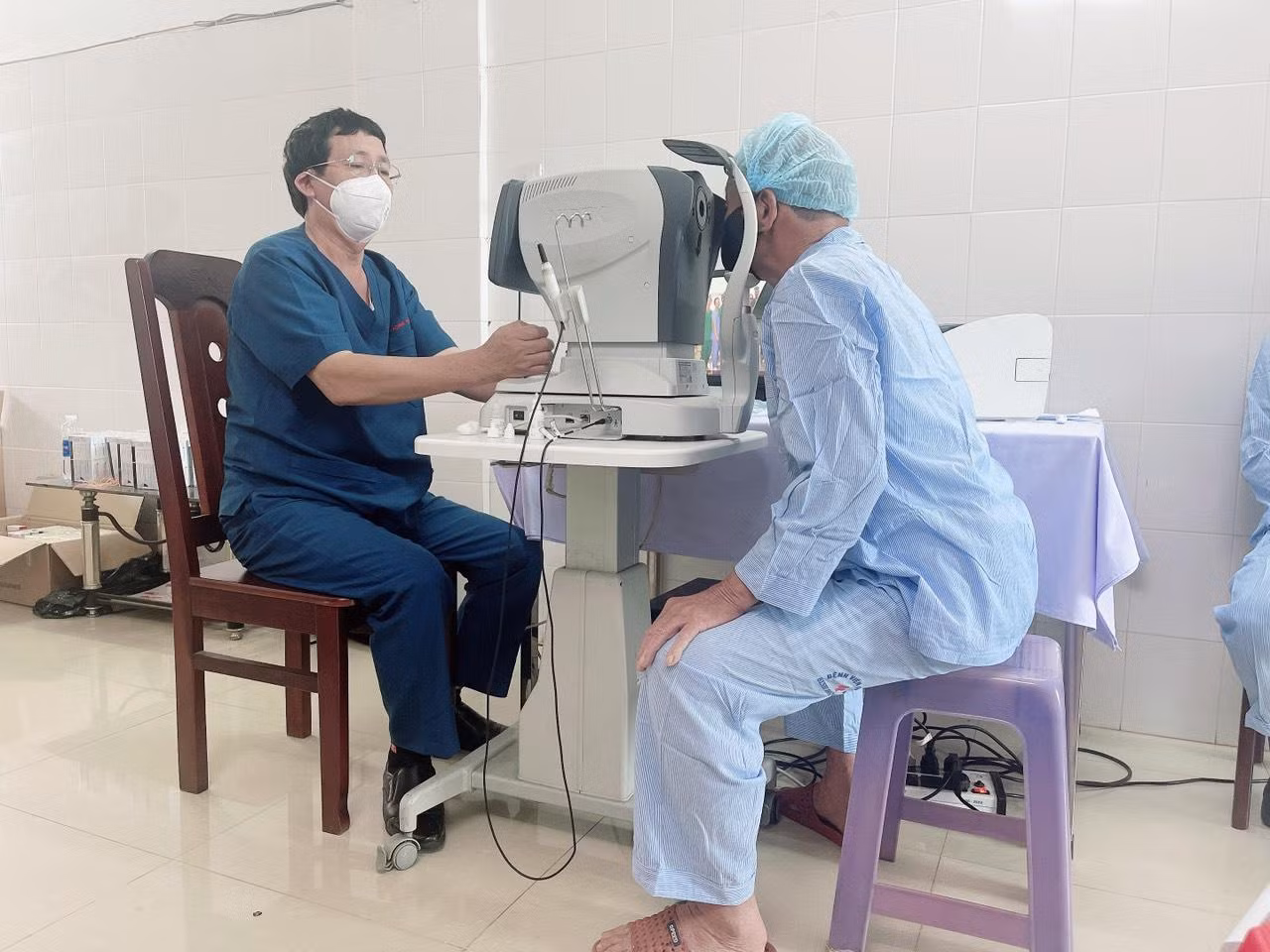 Các bệnh nhân được khám sàng lọc trước khi tiến hành phẫu thuật.