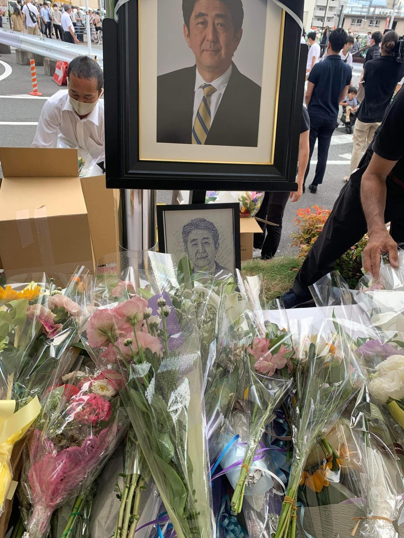 Nhiều người đã in bức ảnh của Duy Đông đặt tại những địa điểm tưởng niệm ông Shinzo Abe. (Ảnh: NVCC) Nhiều người đã in bức ảnh của Duy Đông đặt tại những địa điểm tưởng niệm ông Shinzo Abe. (Ảnh: NVCC)