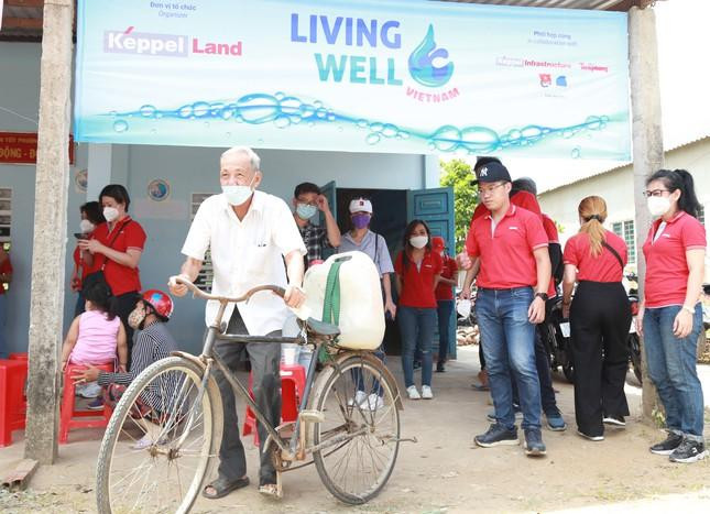 Người dân xã Đại Hòa Lộc (huyện Bình Đại) vui mừng khi có nước sạch miễn phí từ hệ thống máy lọc nước nhiễm mặn mà chương trình trao tặng.