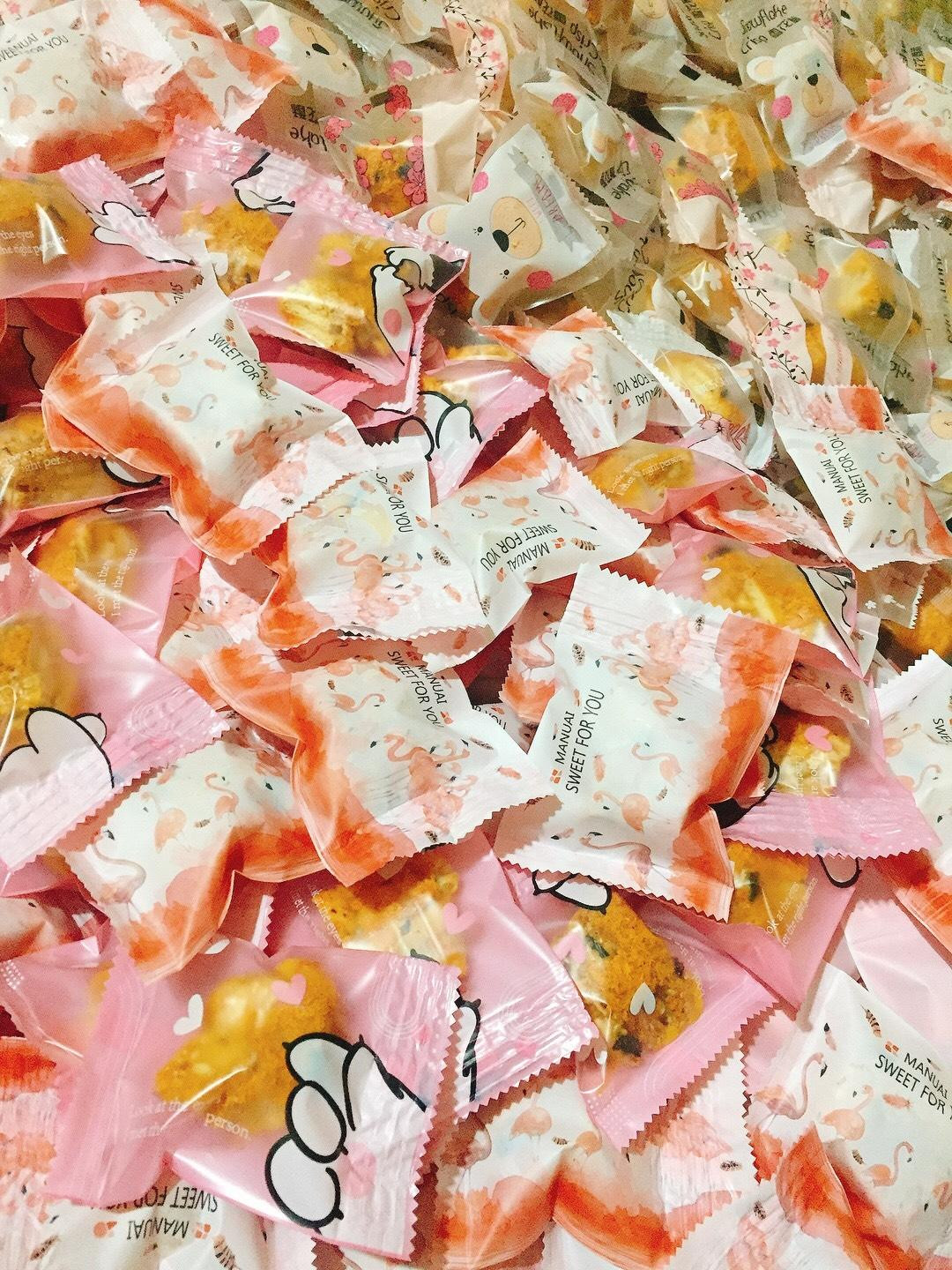 Bánh kẹo sản xuất ra luôn được Thơm đóng gói bằng các loại bao bì bắt mắt.