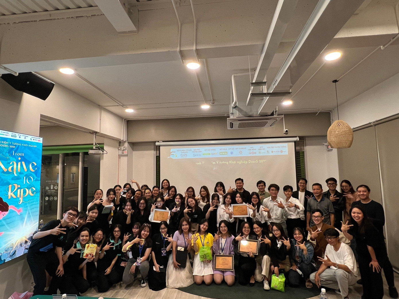 Sau chương trình, Ban Tổ chức sẽ hỗ trợ các đội thi nếu có nhu cầu đưa sản phẩm ra thị trường. Sau chương trình, Ban Tổ chức sẽ hỗ trợ các đội thi nếu có nhu cầu đưa sản phẩm ra thị trường.