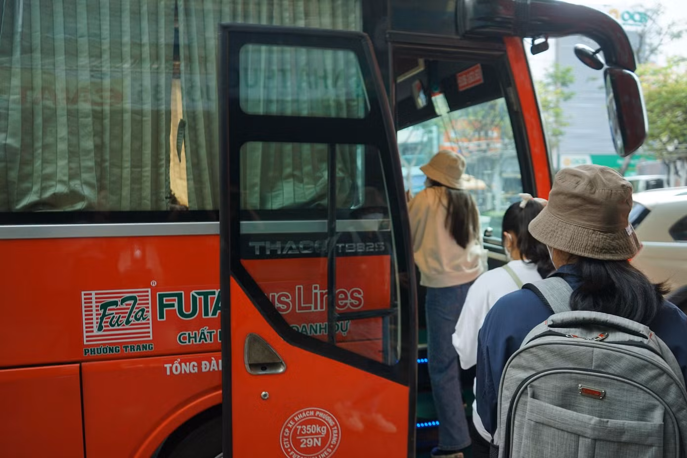 Chương trình còn nhận được sự hỗ trợ của Công ty CP xe khách Phương Trang trong việc đưa đón các sinh viên về TP. HCM dự chương trình Lễ vinh danh 'Nâng bước thủ khoa' 2022. (Ảnh: Phong Nguyễn)