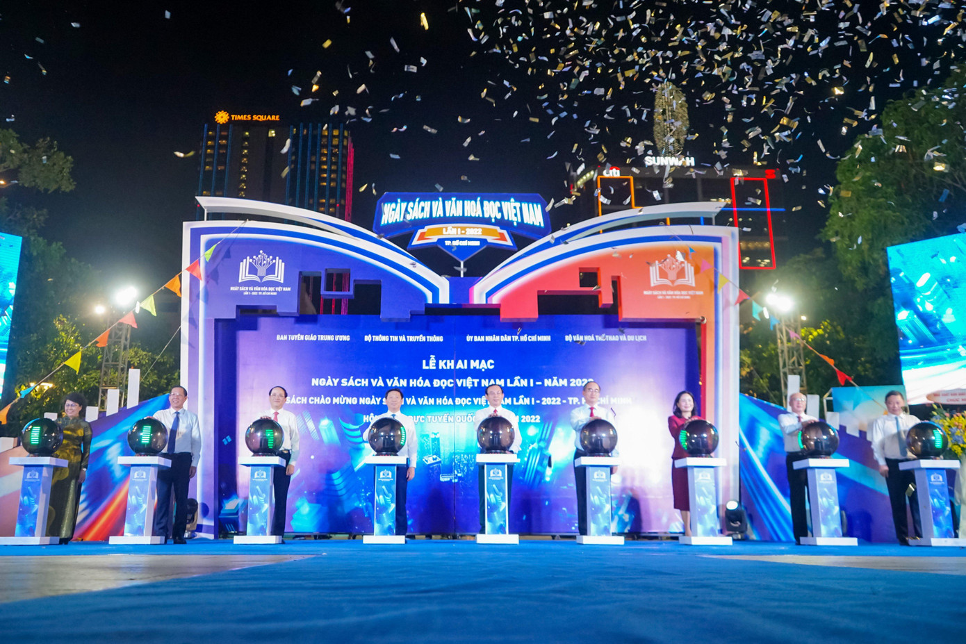 Các đại biểu khai mạc "Ngày sách và văn hóa đọc Việt Nam". (Ảnh: Hồng Nguyễn) Các đại biểu khai mạc "Ngày sách và văn hóa đọc Việt Nam". (Ảnh: Hồng Nguyễn)