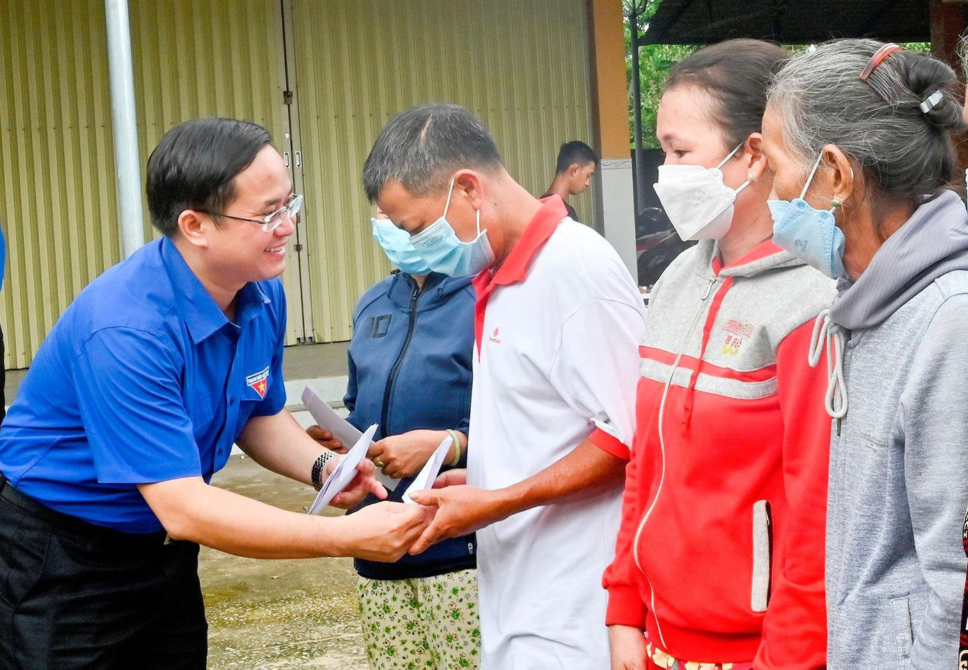 Anh Nguyễn Quốc Huy - Bí thư Tỉnh Đoàn Bình Thuận trao quà cho người dân khó khăn.