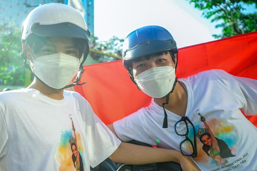 Bạn T.V.H. và N.H.K. (Q. Bình Tân) cùng khoe chiếc áo có chữ ký của Thùy Tiên và hình ảnh chibi của cô lúc đăng quang”.