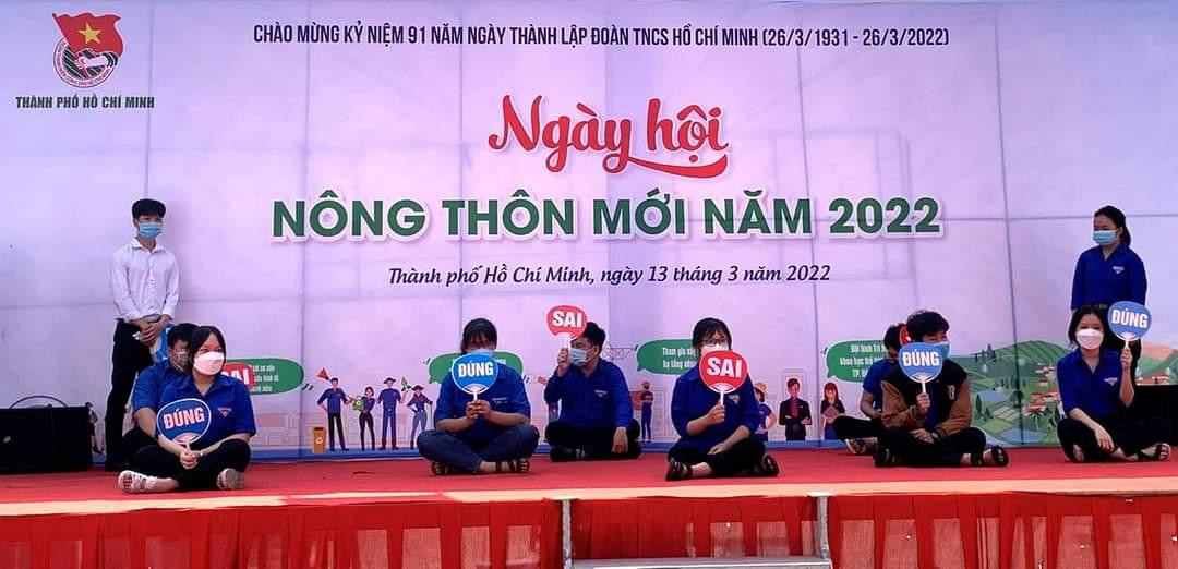 Các bạn đoàn viên, thanh niên tham gia Hội thi tìm hiểu kiến thức về xây dựng nông thôn mới.
